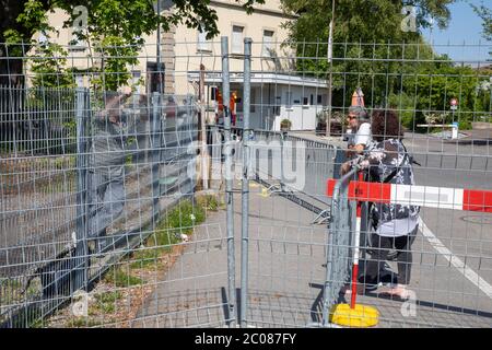 Wegen der Ausbreitung des Corona-Virus haben die Schweiz und Deutschland ihre Grenzen geschlossen. Nun findet die Konversation am Grenzaun statt. Kon Foto Stock