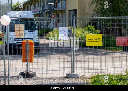 Wegen der Ausbreitung des Corona-Virus haben die Schweiz und Deutschland ihre Grenzen geschlossen. Nun findet die Konversation am Grenzaun statt. Kon Foto Stock