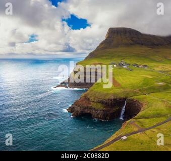 Veduta aerea del villaggio di Gasadalur e delle sue cascate nelle Isole Faroe, Danimarca Foto Stock