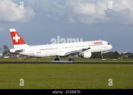 Aeroporto Schiphol di Amsterdam - A321 da Svizzera Foto Stock