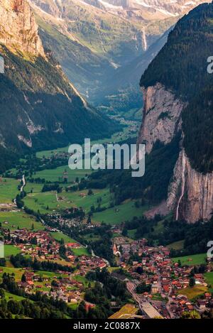 Valle di Lauterbrunnen nelle Alpi svizzere con una cascata iconica Foto Stock