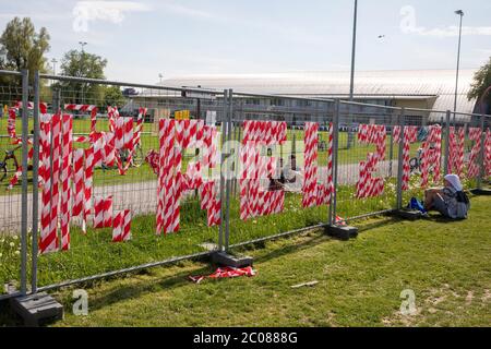 Wegen der Ausbreitung des Corona-Virus haben die Schweiz und Deutschland ihre Grenzen geschlossen. Nun findet die Konversation am Grenzaun statt. Kon Foto Stock