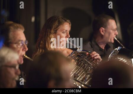 Suonatori di corno francesi (modello rilasciato) in concerto. Foto Stock