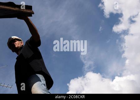 Slater ha lavori di copertura sul tetto della casa di campagna Foto Stock