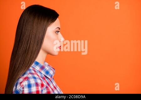 Primo piano profilo vista laterale ritratto di lei bella bella bella bella calma contenuto dritto capelli ragazza con camicia controllata isolato Foto Stock