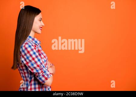 Profilo vista laterale ritratto di lei bella bella affascinante allegra allegria capelli dritti ragazza con camicia controllata braccia ripiegate isolato Foto Stock