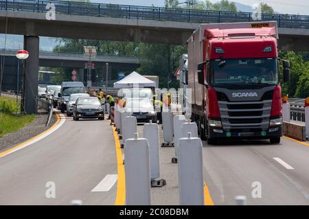 Kontrollen beim Grenzverkehr nach der Lockerung der Grenze Österreich - Deutschland. Lindau, 16.05.2020 Foto Stock