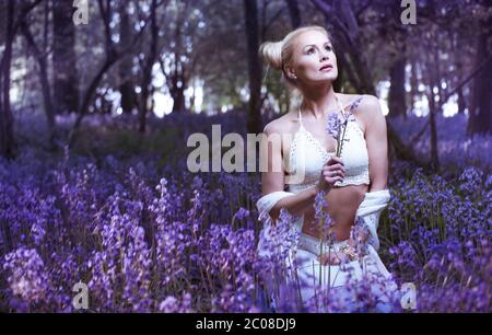 Ritratto artistico di una ragazza in una foresta di mirtileti Foto Stock