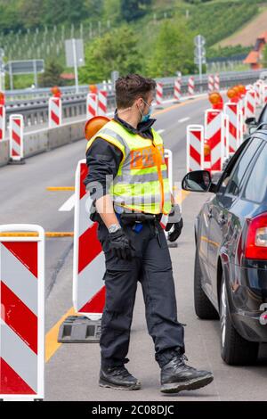 Kontrollen beim Grenzverkehr nach der Lockerung der Grenze Österreich - Deutschland. Lindau, 16.05.2020 Foto Stock