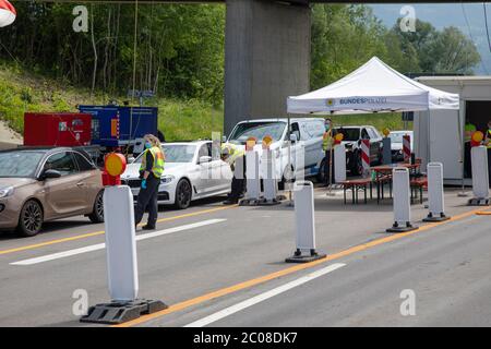 Kontrollen beim Grenzverkehr nach der Lockerung der Grenze Österreich - Deutschland. Lindau, 16.05.2020 Foto Stock