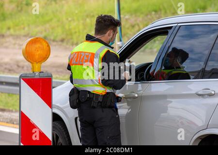 Kontrollen beim Grenzverkehr nach der Lockerung der Grenze Österreich - Deutschland. Lindau, 16.05.2020 Foto Stock