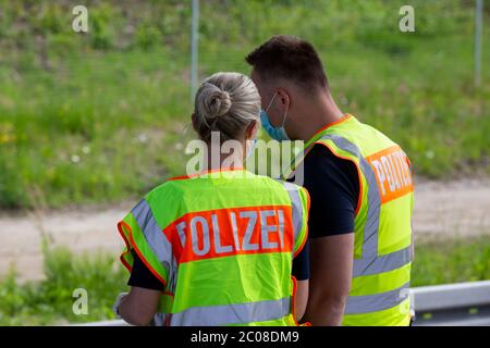 Kontrollen beim Grenzverkehr nach der Lockerung der Grenze Österreich - Deutschland. Lindau, 16.05.2020 Foto Stock