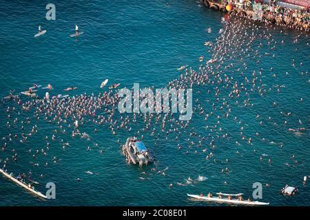 L'aereo dei nuotatori si prepara per l'inizio del Campionato del mondo Ironman Triathlon a Kailua Kona, Hawaii Foto Stock