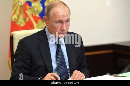 Il presidente russo Vladimir Putin, ha incontrato, tramite videoconferenza, il capo della Repubblica di Carelia Artur Parfenchikov dal suo ufficio presso la residenza di stato Novo-Ogaryovo 8 giugno 2020 fuori Mosca, Russia. Foto Stock