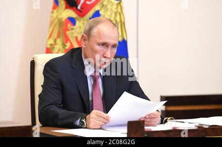 Il presidente russo Vladimir Putin, ha un incontro in videoconferenza con il CEO di Sberbank German Gref dal suo ufficio presso la residenza di stato di Novo-Ogaryovo il 9 giugno 2020 fuori Mosca, Russia. Foto Stock