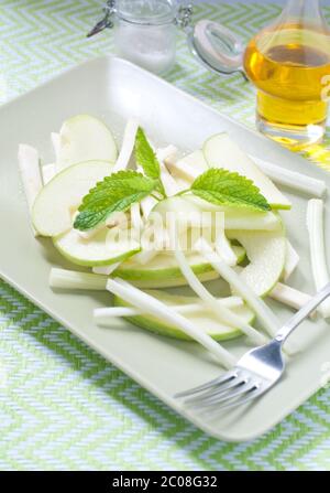 Insalata fresca e verde sedano rapa, Sedano e mela verde Foto Stock