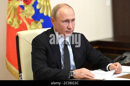 Il presidente russo Vladimir Putin, tiene un incontro in videoconferenza con il governatore della regione di Leningrad Alexander Drozdenko dal suo ufficio presso la residenza di stato di Novo-Ogaryovo il 10 giugno 2020 fuori Mosca, Russia. Foto Stock