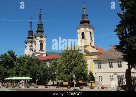 Le torri della Cattedrale Ortodossa di San Nicola e la Chiesa Cattolica della Santissima Trinità a Sremski Karlovci, Serbia. Foto Stock