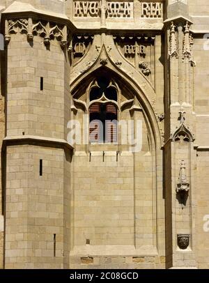 Spagna, Castiglia e Leon, Leon. Cattedrale di Santa Maria o Casa della luce. Stile gotico. xiii-xiv secolo. Particolare architettonico della torre sud, 'Torre dell'Orologio', una delle due torri che fiancheggiano la facciata principale. Foto Stock