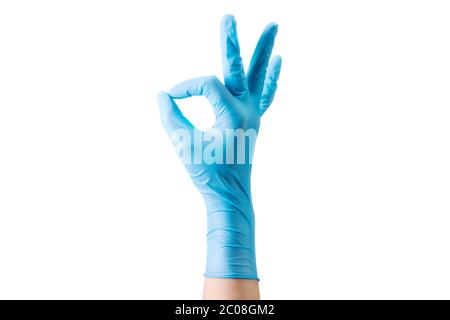 Mano del medico in guanti medici sterili in gesto di okay isolato su bianco Foto Stock