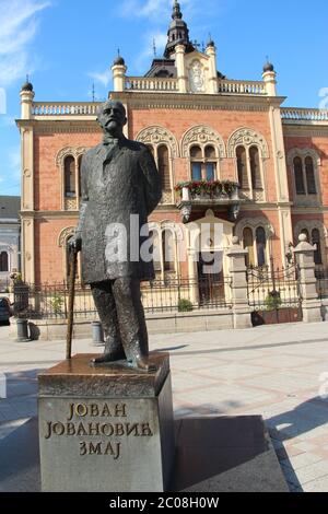 Il Palazzo Vescovile e la statua del poeta per bambini Jovan Jovanovic Zmaj a Novi Sad, Serbia. Foto Stock