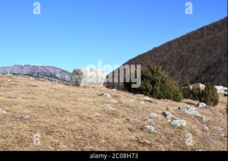 Lapidi medievali con bellissimo cielo blu in necropoli vicino a Sarajevo in Bosnia Erzegovina sulla montagna Bjelasnica Foto Stock