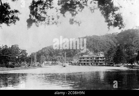 [ Giappone del 1900 - Miyazu, Kyoto ] - Monju Hotel a Miyazu, Prefettura di Kyoto, inizio del 1900. Gli alberi sulla parte sporgente di terra sulla sinistra fanno parte di Amanohashidate, considerato uno dei tre siti più belli del Giappone. Nascosto dietro gli alberi sulla destra è il cancello d'ingresso del Tempio di Chionji. Nel 1923 (Taisho 12) il ponte Kaisenbashi fu costruito in questo punto per collegare Amanohashidate con la terraferma. stampa d'argento in gelatina d'epoca del xx secolo. Foto Stock