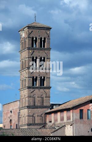 Il campanile rinascimentale di Venezia con un cielo blu nuvoloso Foto Stock