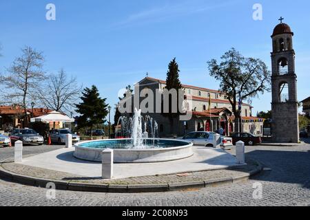 LITOCHORO, GRECIA - 12 APRILE 2015: Chiesa di San Nicola situata nella piazza principale del villaggio di Litohoro, Pieria, Grecia. Chiesa di Agios Nikolaos. Foto Stock
