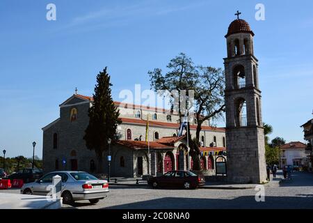LITOCHORO, GRECIA - 12 APRILE 2015: Chiesa di San Nicola situata nella piazza principale del villaggio di Litohoro, Pieria, Grecia. Chiesa di Agios Nikolaos. Foto Stock