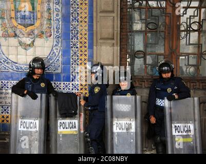 Funzionari di polizia messicani a Riot Gear fuori dall'edificio in Piazza Zocalo, Città del Messico Foto Stock