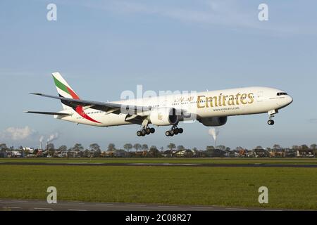 Aeroporto Schiphol di Amsterdam - Emirates Boeing 777 terre Foto Stock