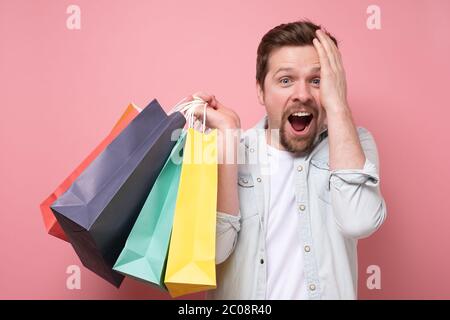 Bell'uomo caucasico felice con borse per la spesa. Foto Stock