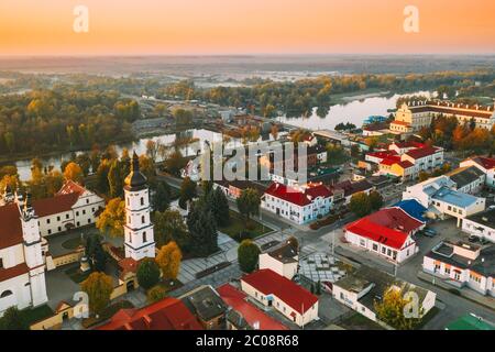 Pinsk, regione di Brest, Bielorussia. Paesaggio urbano di Pinsk Skyline In autunno la mattina. Vista panoramica del Duomo di nome della Beata Vergine Maria e il Monastero Foto Stock