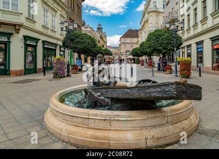 Gyor, Ungheria - giu 02 2020 : nel centro della città, in via Gabor Baross, la statua del barista è stata fatta per commemorare l'alluvione del 1954 Foto Stock