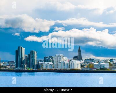 Reykjavik paesaggio urbano poco prima della tempesta con le nuvole drammatiche, Islanda Foto Stock