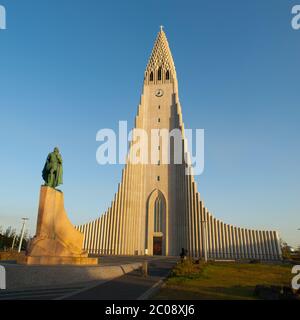 Cattedrale Luterana Bianca Hallgrimskirkja e Leif Ericsson statua a Reykjavik, Islanda Foto Stock