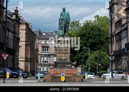 Statua di Robert Dundas, 2 ° visconte Melville, figlio di Henry Dundas dipinto con Black Lives materia graffiti. Edimburgo, Scozia, Regno Unito. Foto Stock