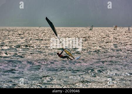 Riva del Garda, Italia (Lago Benaco)- Aprile 14,2017: Windsurf professionista a velocità elevata sul Lago di Garda Foto Stock