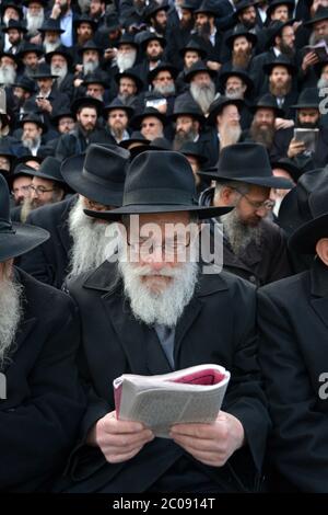 RABBINI. Gli emissari di Chabad Lubavitch posano per una foto di gruppo al loro convegno annuale. A Crown Heights, Brooklyn, New York City Foto Stock