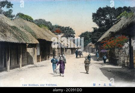 [ Giappone del 1900 - Hogogogoaya sul Tokaido ] - Bambini a Hogogoaya (保土ケ谷), vicino Yokohama nella prefettura di Kanagawa. Hogogogoaya-juku (程ヶ谷宿) è stata la quarta delle cinquantatre stazioni del Tokaido. C'era una statua di Buddha in pietra a cui i viaggiatori pregavano per la sicurezza mentre viaggiavano lungo il Tokaido. L'area è ora un rione di Yokohama e ospita il Cimitero di guerra del Commonwealth di Yokohama, l'unico cimitero di guerra in Giappone amministrato dalla Commissione delle tombe di guerra del Commonwealth. cartolina d'epoca del xx secolo. Foto Stock