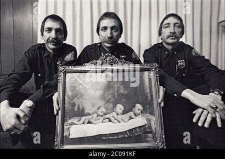 I triplette di Koralja, ognuno dei quali divenne un poliziotto sulla Jersey City, NY Foto Stock