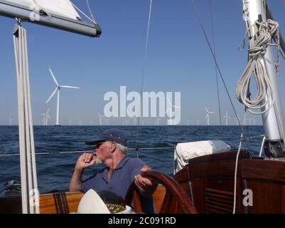 il marinaio naviga attraverso la fattoria eolica offshore Foto Stock