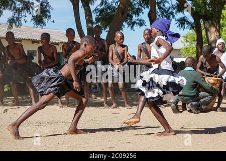 Gli studenti Solomon Chitakatira (a sinistra) e Ropafadzo Chadoka ballano per celebrare una nuova buca d'acqua alla scuola primaria Chigwedere nel distretto di Wedza dello Zimbabwe, a 150 chilometri (90 miglia) a sud della capitale, Harare. Prima che il foro di trivellazione fosse fatto, gli studenti dovevano prendere tempo dalle lezioni per prelevare acqua da un fiume vicino. (Kudzai Mazvarirwofa, GPJ Zimbabwe) Foto Stock