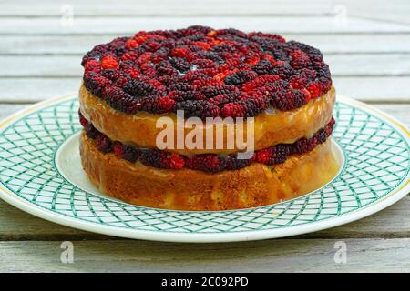 Torta al limone con more fresche Foto Stock