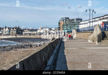 Il lungomare di Porthcawl sulla costa meridionale del Galles. Foto scattata a febbraio in una giornata di sole Foto Stock