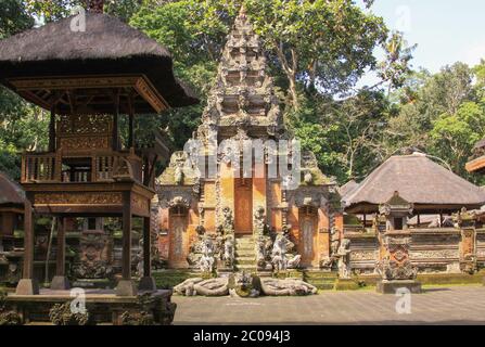 Culto santuario a tempio indù all'interno della Foresta delle scimmie, Ubud, Bali, Indonesia. Tempio pura Dalem Agung Padangtegal presso il Santuario della Foresta delle scimmie Foto Stock