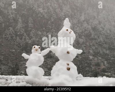 Due piccoli pupazzi di neve in inverno Foto Stock