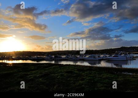 Tramonto sulle barche sul fiume Medway, Rochester City, Kent County, Inghilterra, Regno Unito Foto Stock