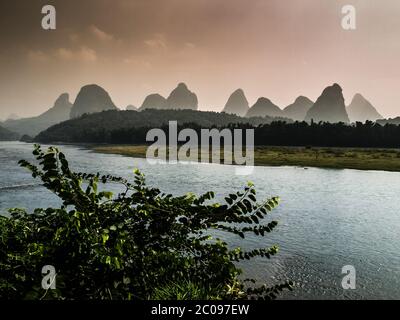 Fiume li nel villaggio di Yangshuo (Guangxi, Cina) Foto Stock